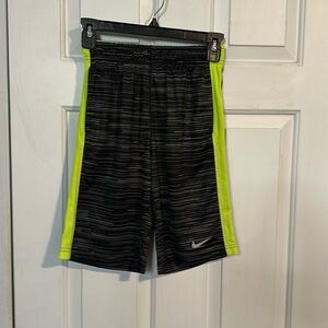Nike youth medium basketball shorts